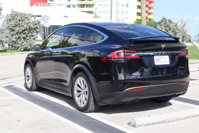 2020 Tesla Model X - Image 9 of 21