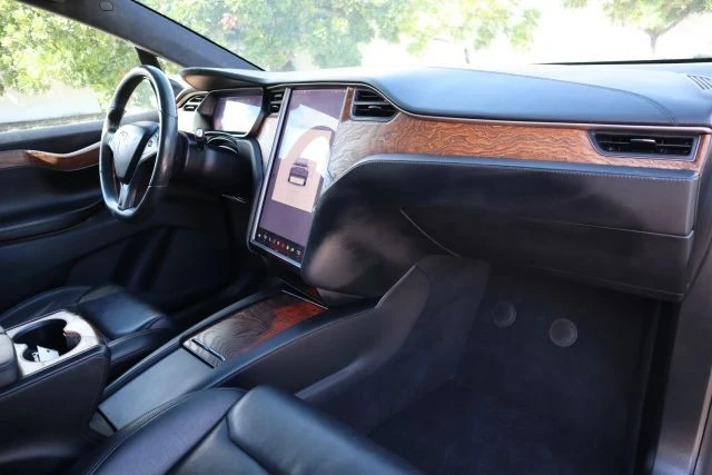2020 Tesla Model X - Image 15 of 21