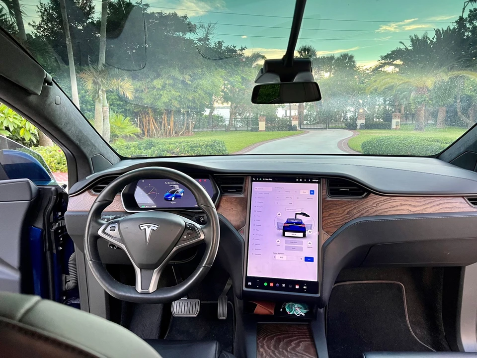 2020 Tesla Model X - Image 5 of 10