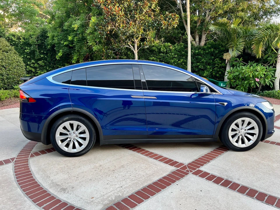 2020 Tesla Model X - Image 4 of 10
