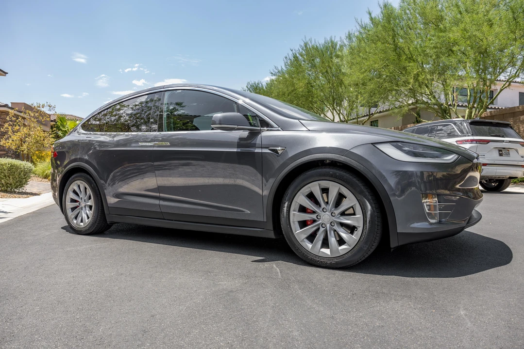 2020 Tesla Model X - Image 12 of 31