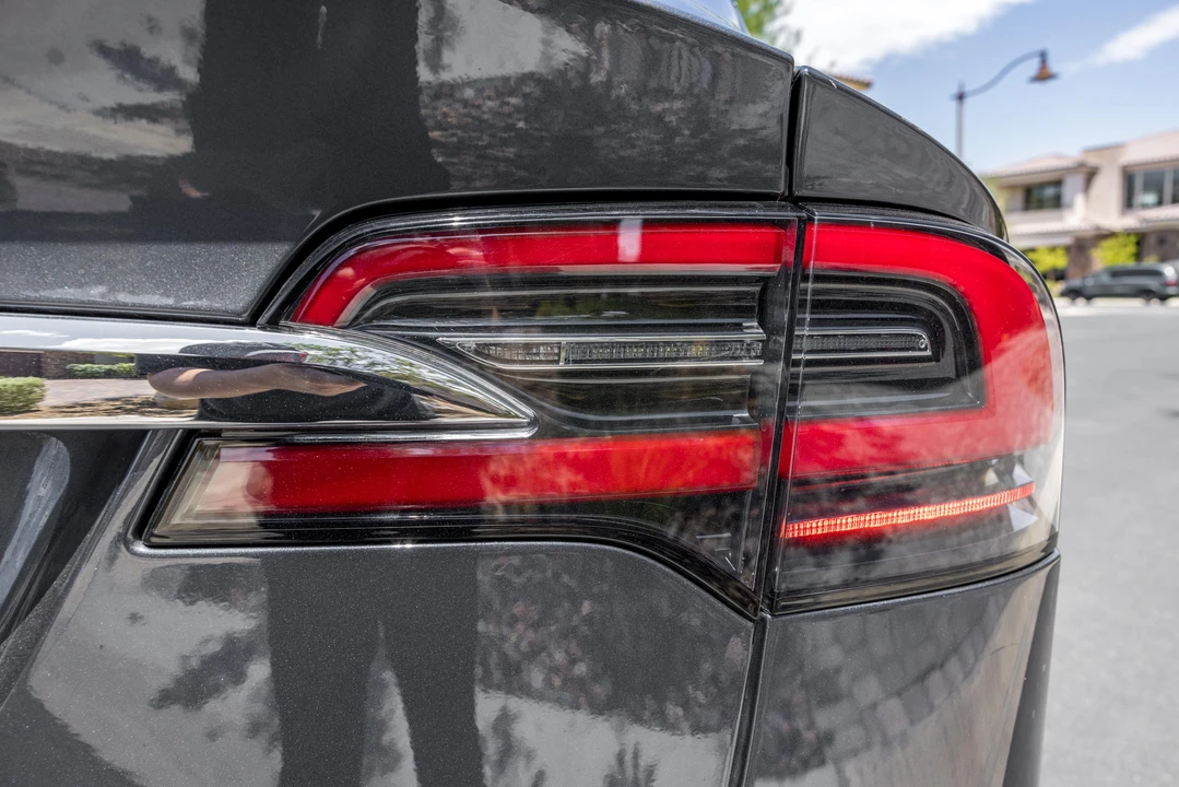 2020 Tesla Model X - Image 18 of 31