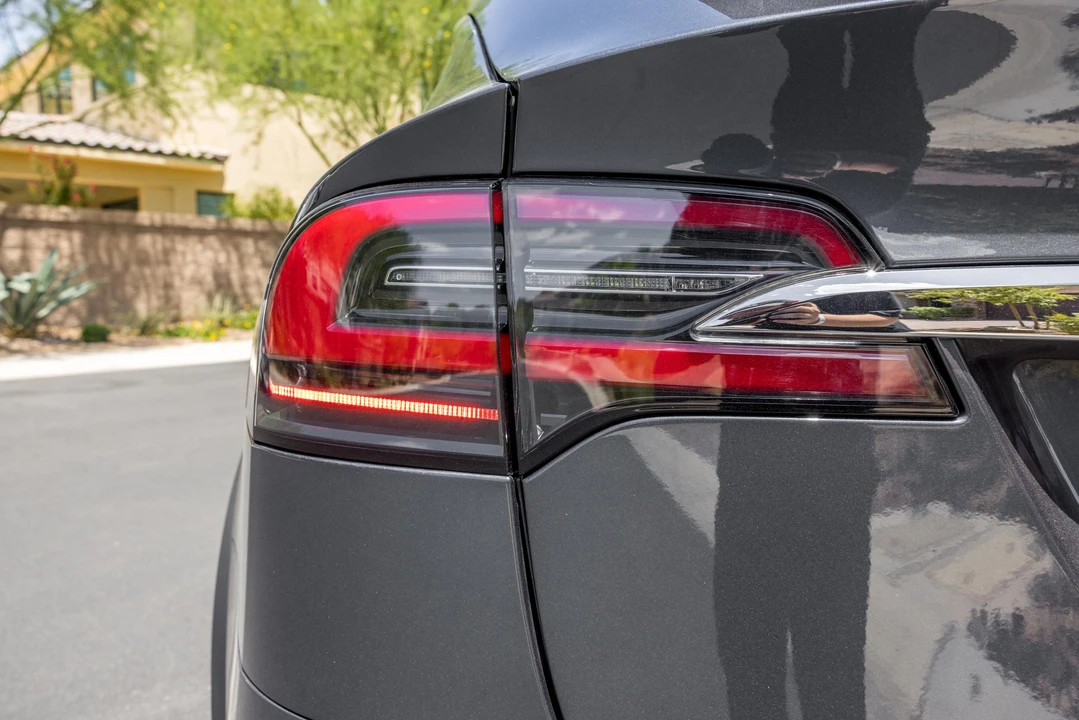 2020 Tesla Model X - Image 17 of 31