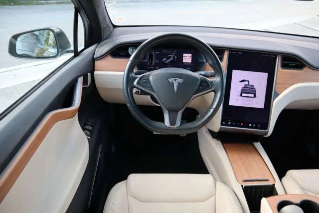 2020 Tesla Model X - Image 15 of 21