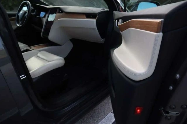 2020 Tesla Model X - Image 19 of 21
