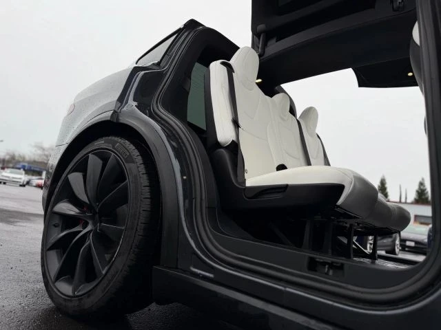 2020 Tesla Model X - Image 18 of 21
