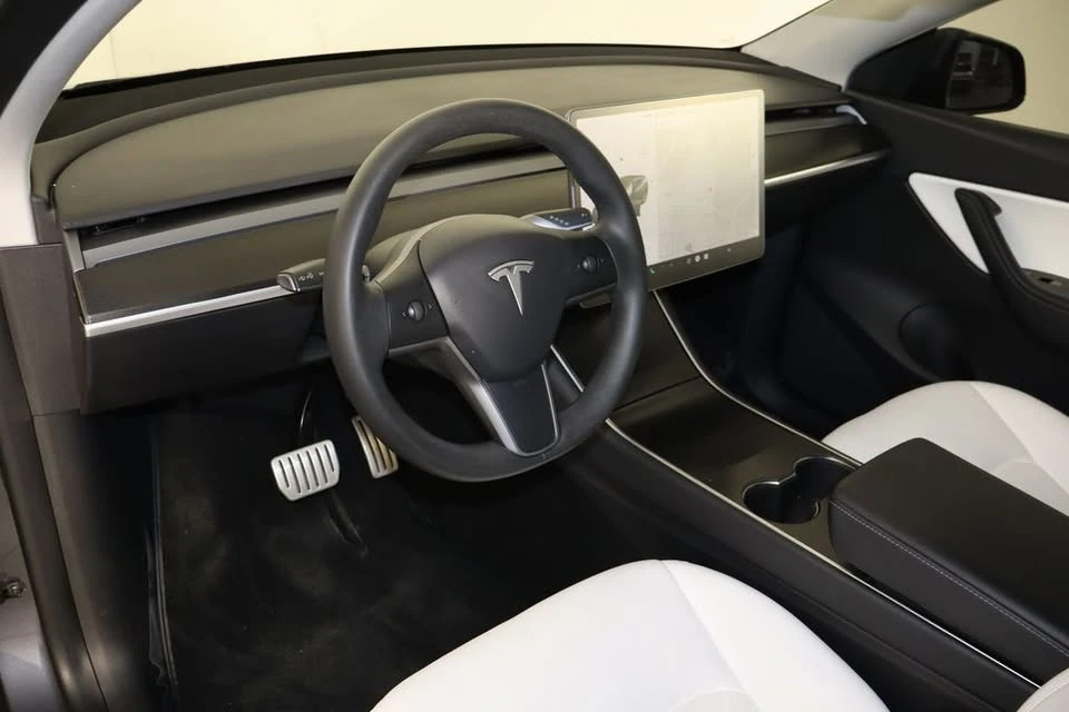 2020 Tesla Model Y Performance - Image 17 of 20