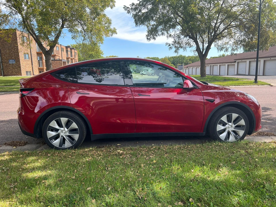 2020 Tesla Model Y - Image 11 of 27