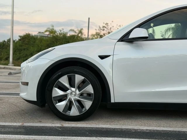2020 Tesla Model Y - Image 15 of 21