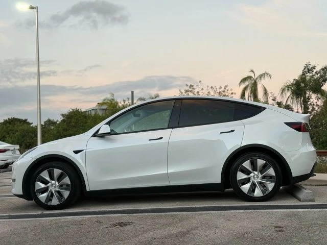 2020 Tesla Model Y - Image 17 of 21