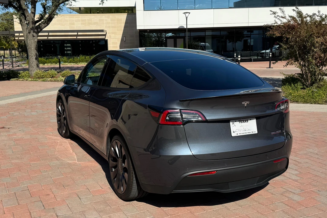 2020 Tesla Model Y Performance - Image 17 of 31