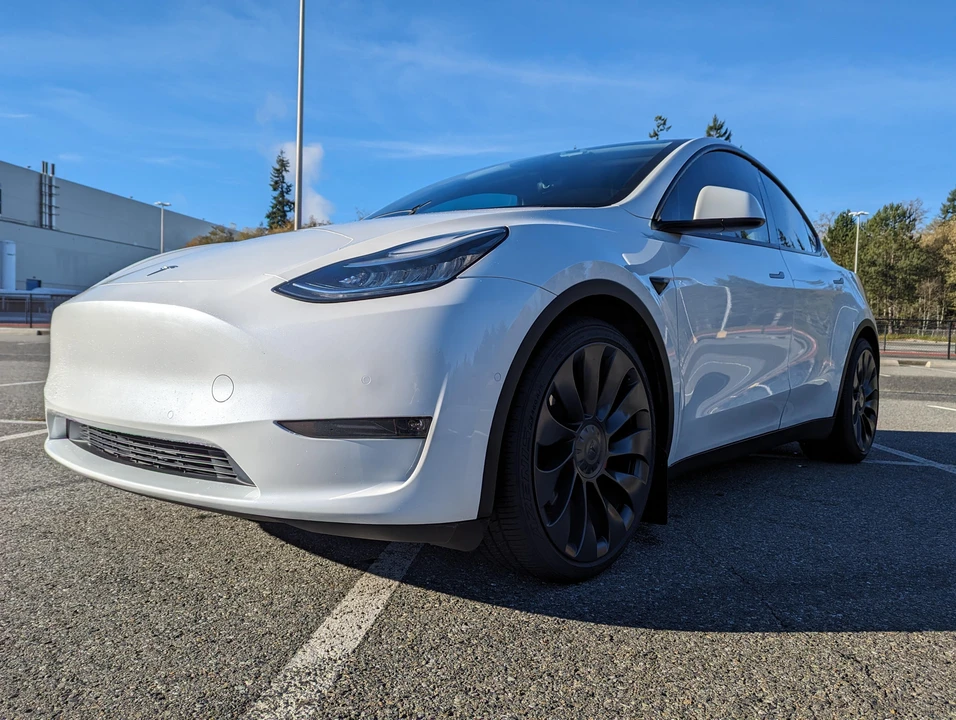 2020 Tesla Model Y Performance - Image 10 of 31