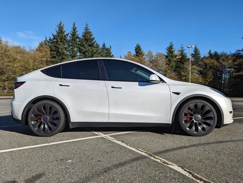 2020 Tesla Model Y Performance - Image 17 of 31