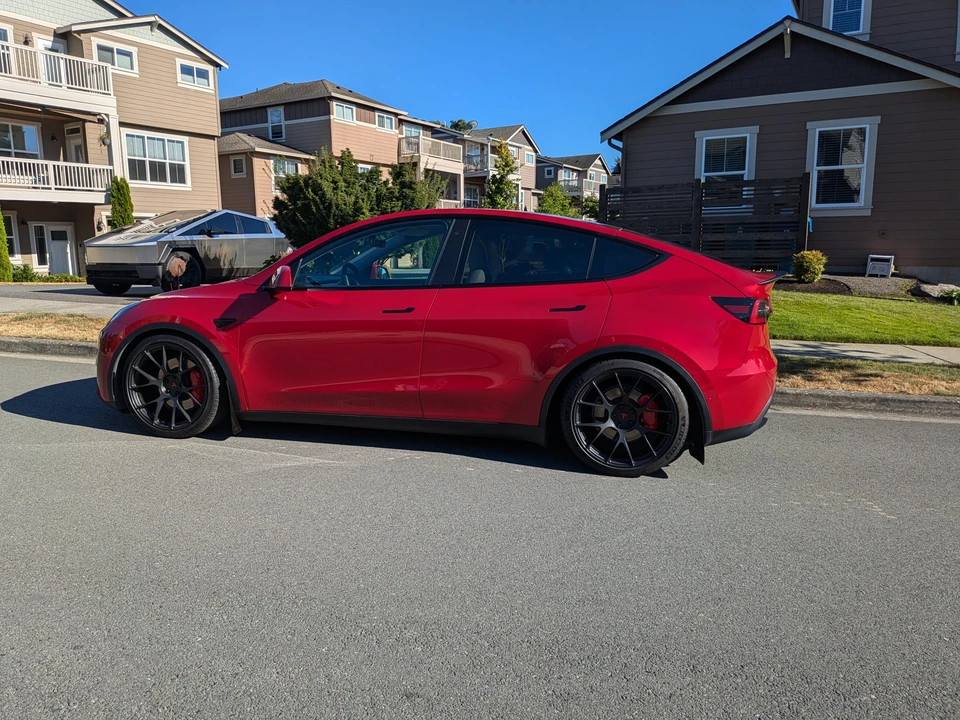 2020 Tesla Model Y Performance - Image 15 of 31