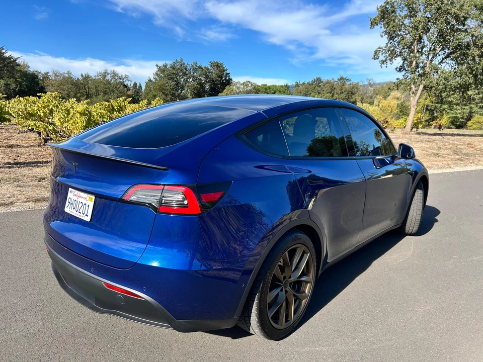 2020 Tesla Model Y Performance - Image 17 of 31