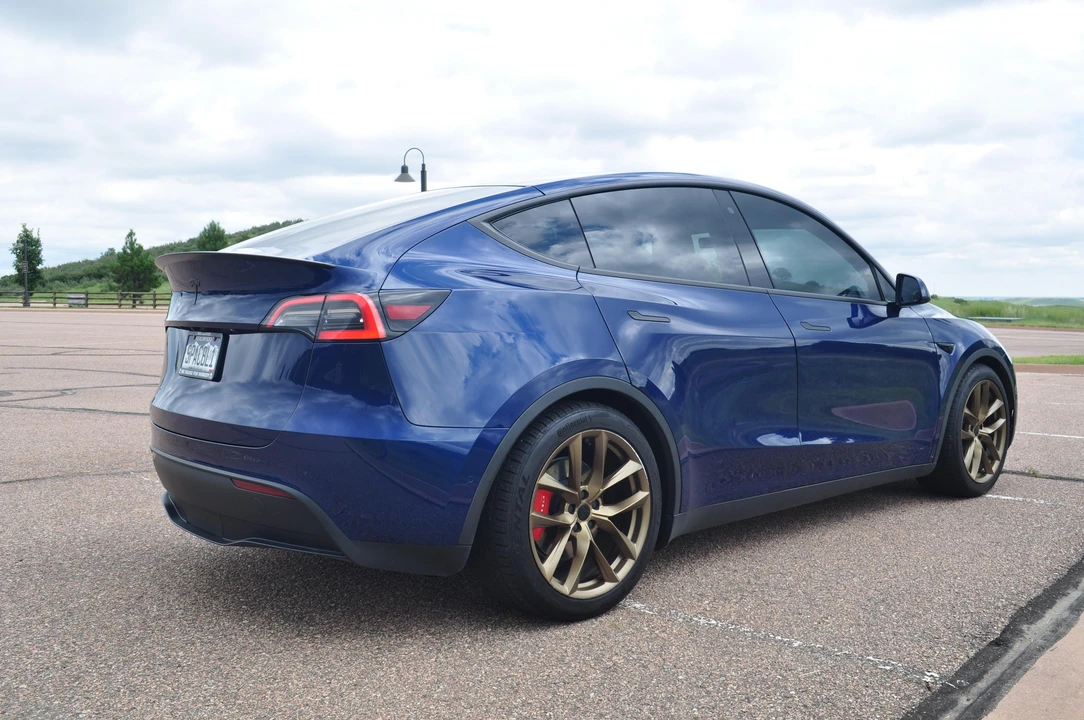 2020 Tesla Model Y Performance - Image 17 of 31