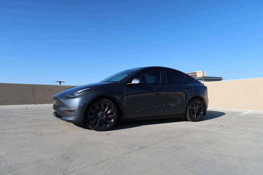 2020 Tesla Model Y Performance - Image 9 of 31