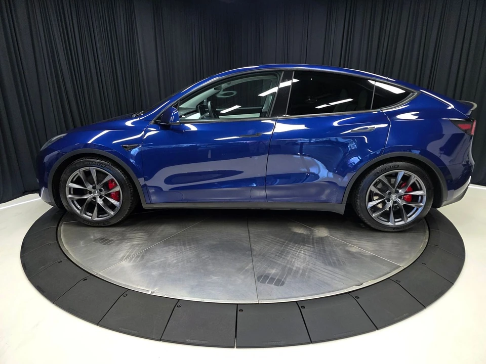 2020 Tesla Model Y Performance - Image 9 of 31