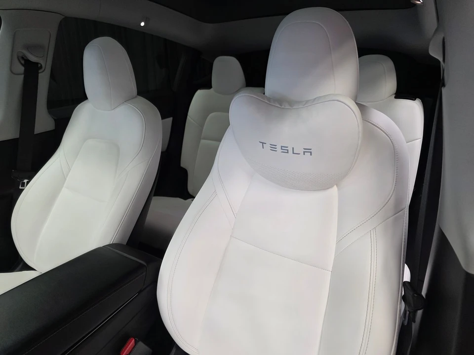2020 Tesla Model Y Performance - Image 17 of 31
