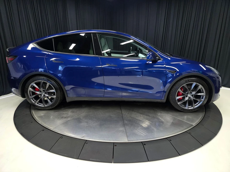 2020 Tesla Model Y Performance - Image 13 of 31