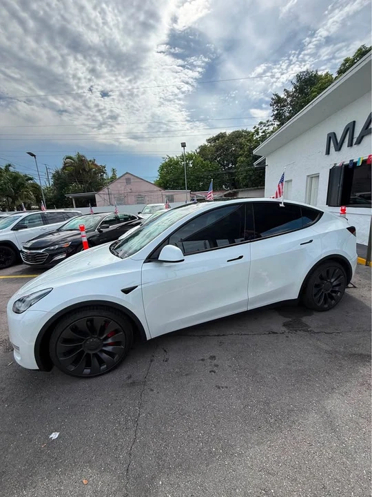 2020 Tesla Model Y Performance - Image 8 of 17