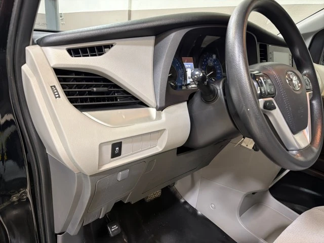 2020 Toyota Sienna 3rd Gen - Image 15 of 21