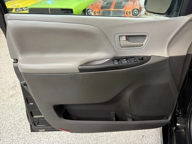 2020 Toyota Sienna 3rd Gen - Image 16 of 21