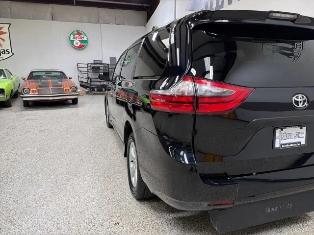 2020 Toyota Sienna 3rd Gen - Image 9 of 21
