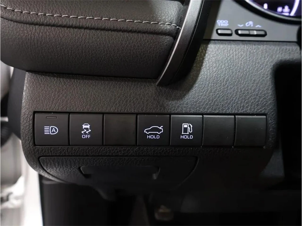2020 Toyota Camry 8th Gen - Image 13 of 31
