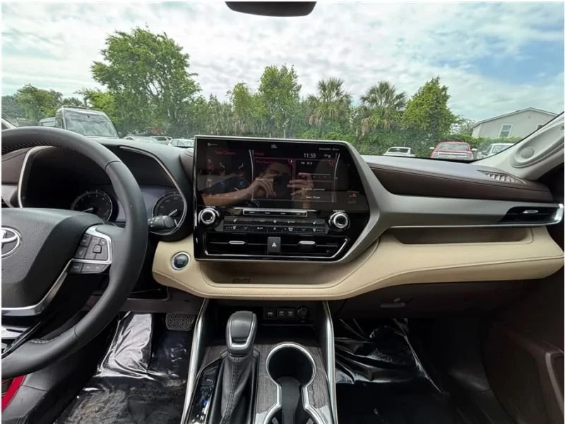 2020 Toyota Highlander - Image 11 of 20