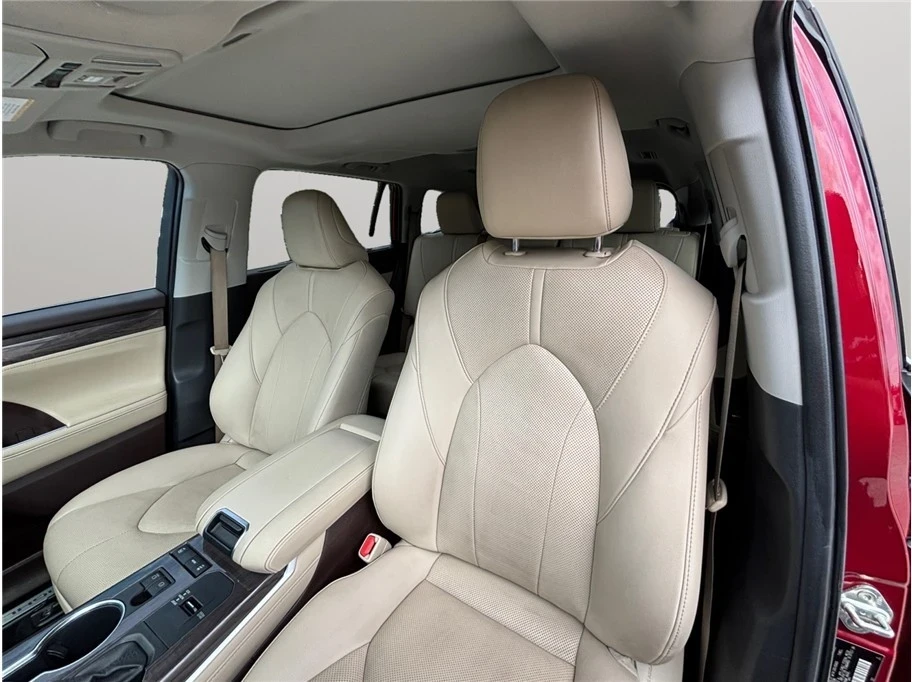 2020 Toyota Highlander - Image 20 of 21
