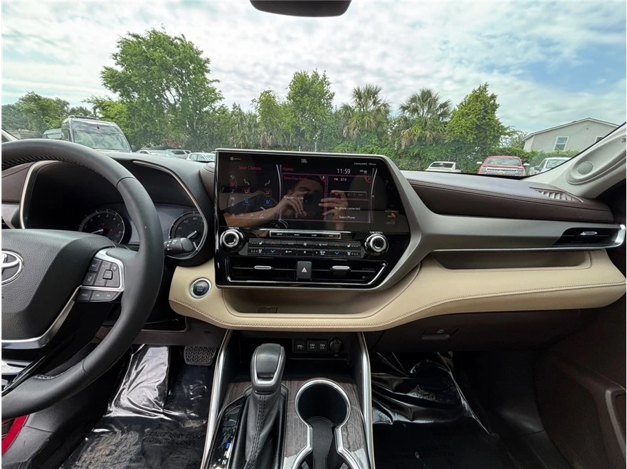 2020 Toyota Highlander - Image 11 of 21
