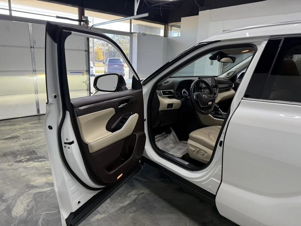 2020 Toyota Highlander - Image 10 of 21