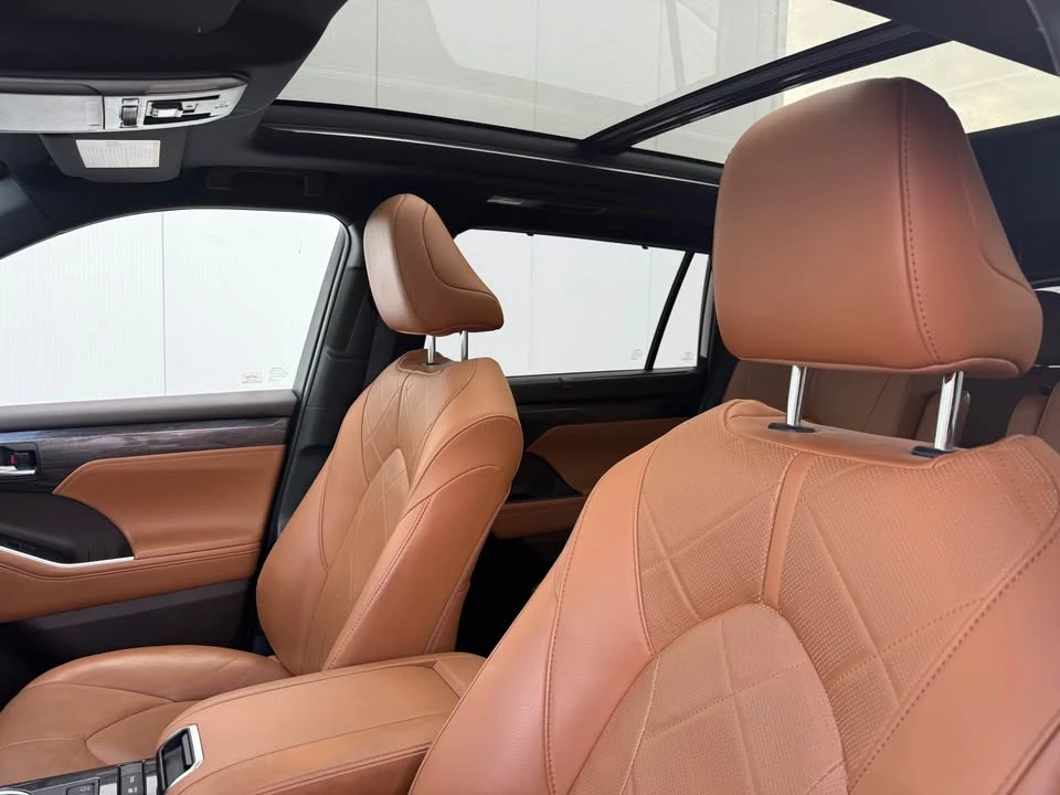 2020 Toyota Highlander - Image 9 of 14