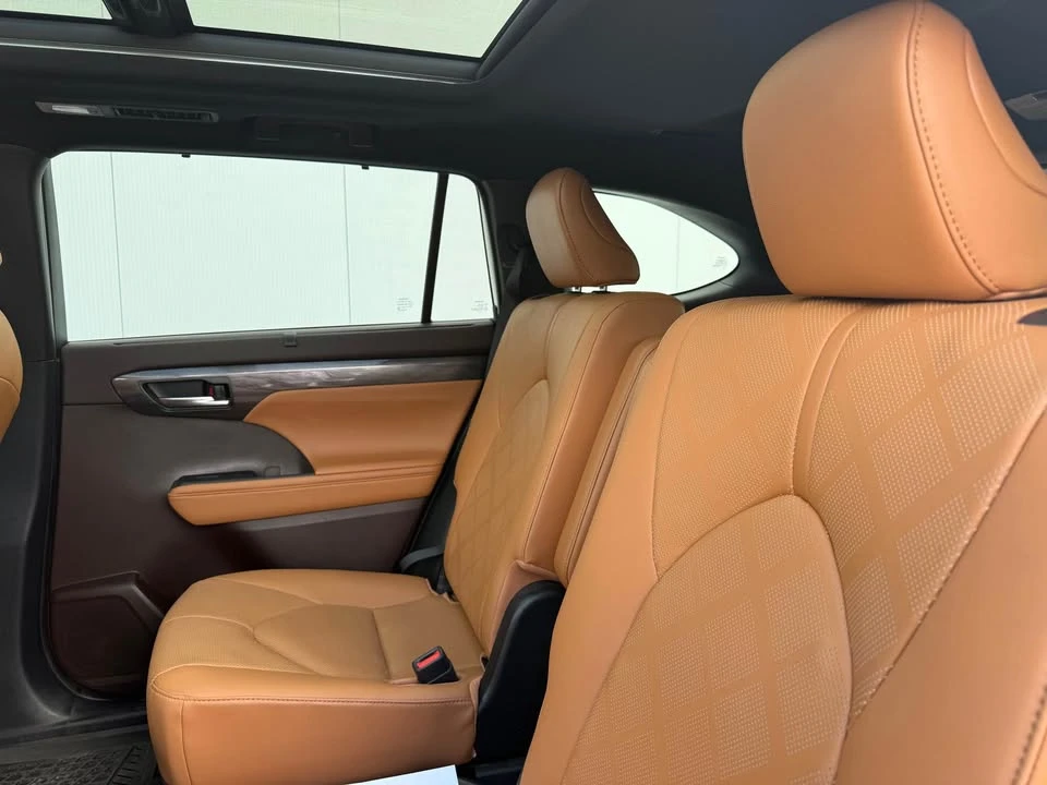 2020 Toyota Highlander - Image 8 of 14