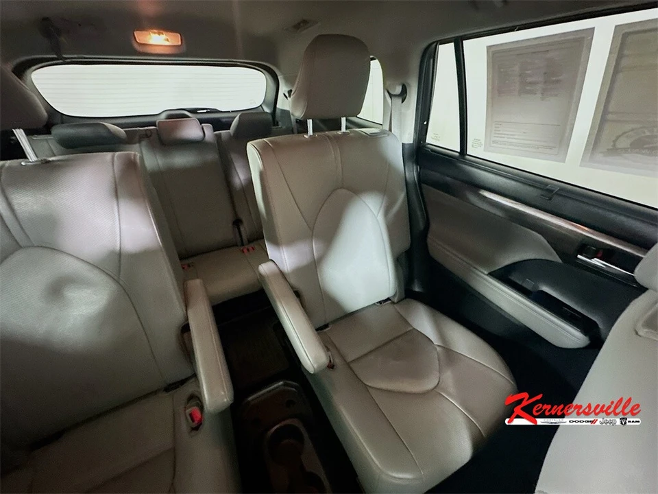 2020 Toyota Highlander - Image 14 of 21