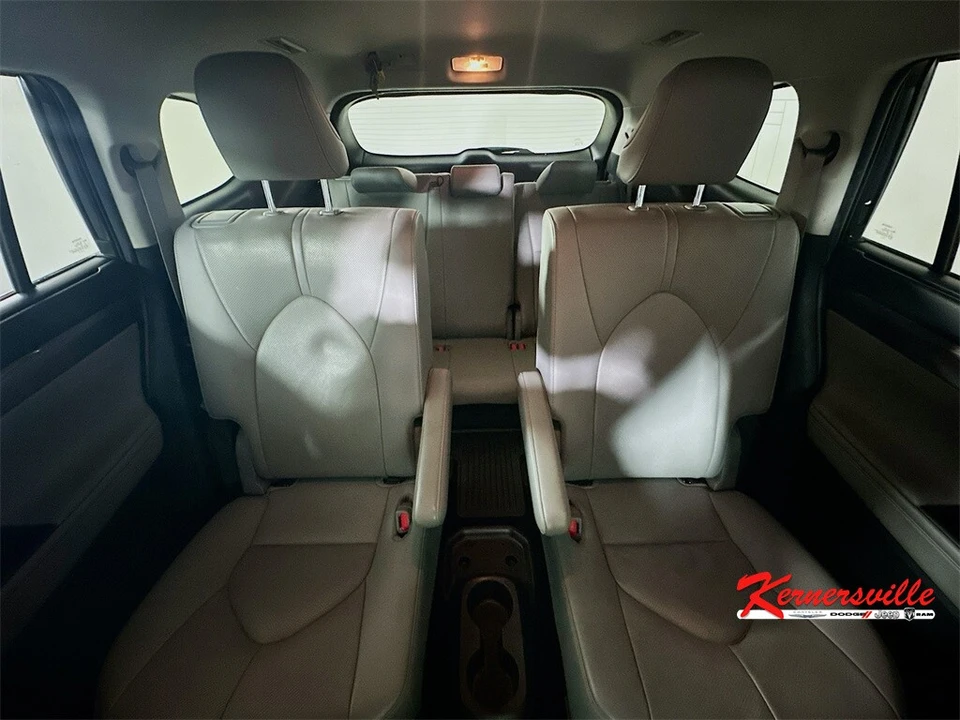 2020 Toyota Highlander - Image 13 of 21