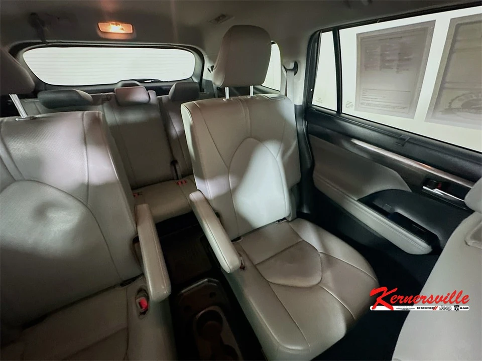 2020 Toyota Highlander - Image 14 of 21