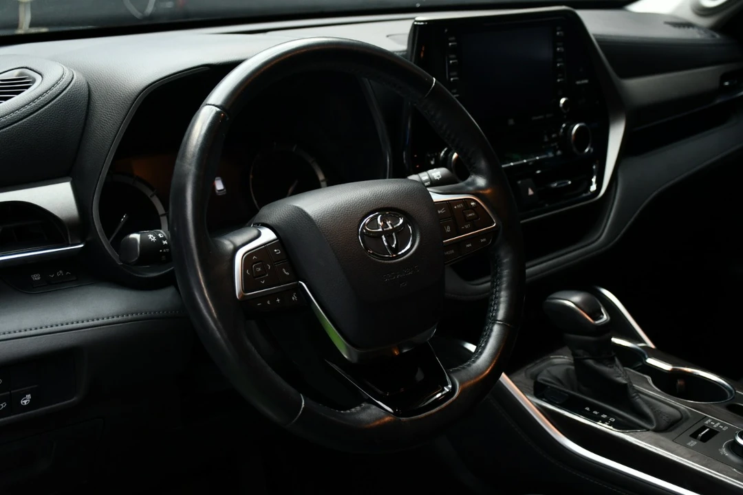 2020 Toyota Highlander - Image 18 of 21
