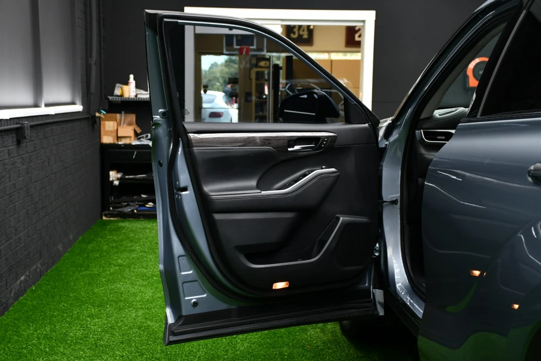 2020 Toyota Highlander - Image 15 of 21