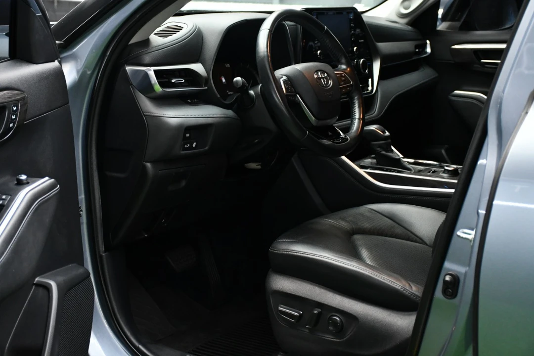 2020 Toyota Highlander - Image 17 of 21