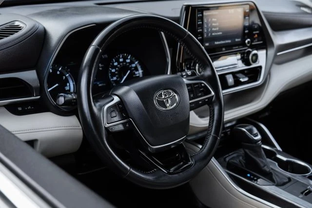 2020 Toyota Highlander - Image 14 of 21