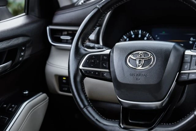 2020 Toyota Highlander - Image 16 of 21