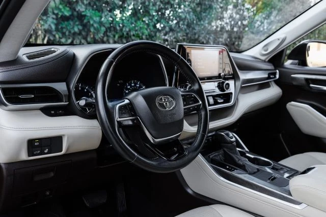 2020 Toyota Highlander - Image 3 of 21