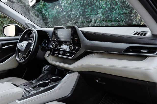 2020 Toyota Highlander - Image 12 of 21