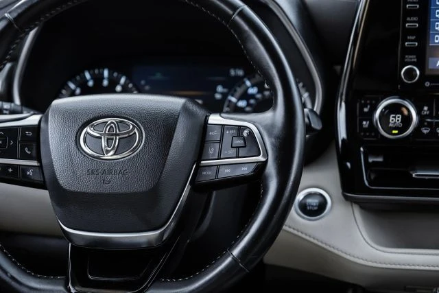 2020 Toyota Highlander - Image 17 of 21