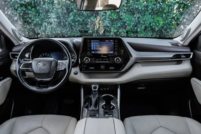 2020 Toyota Highlander - Image 13 of 21