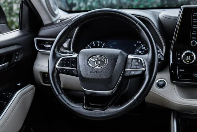 2020 Toyota Highlander - Image 15 of 21