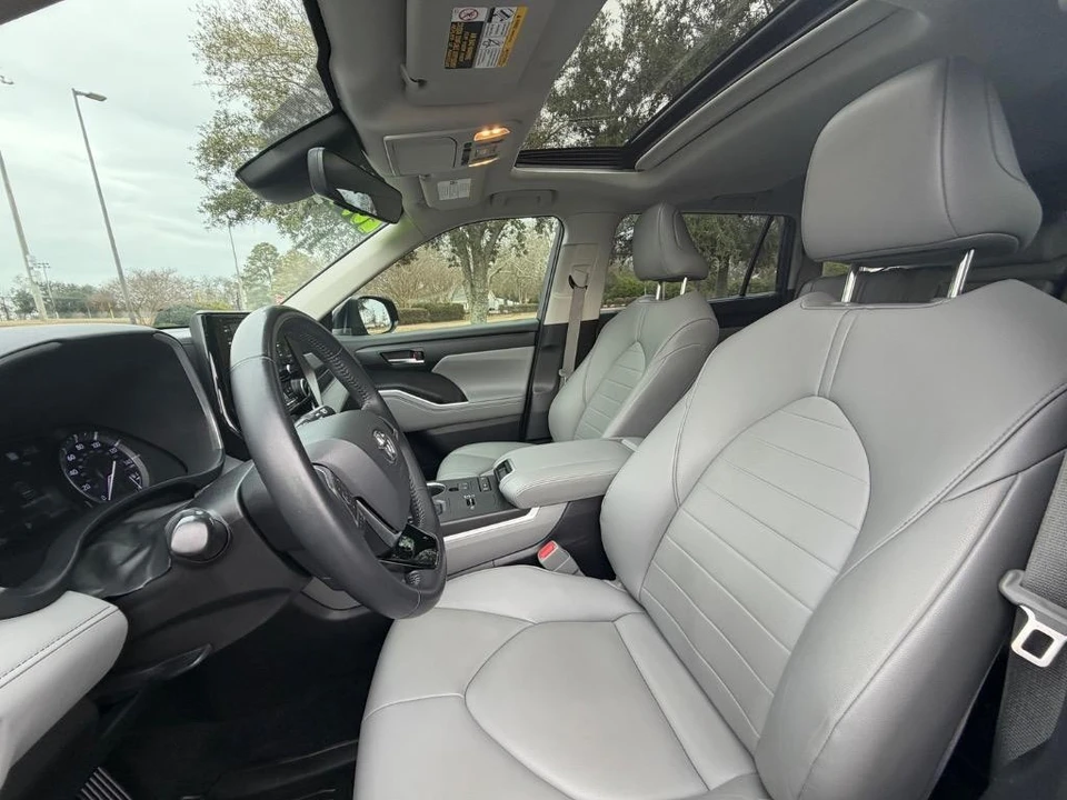2020 Toyota Highlander - Image 7 of 21