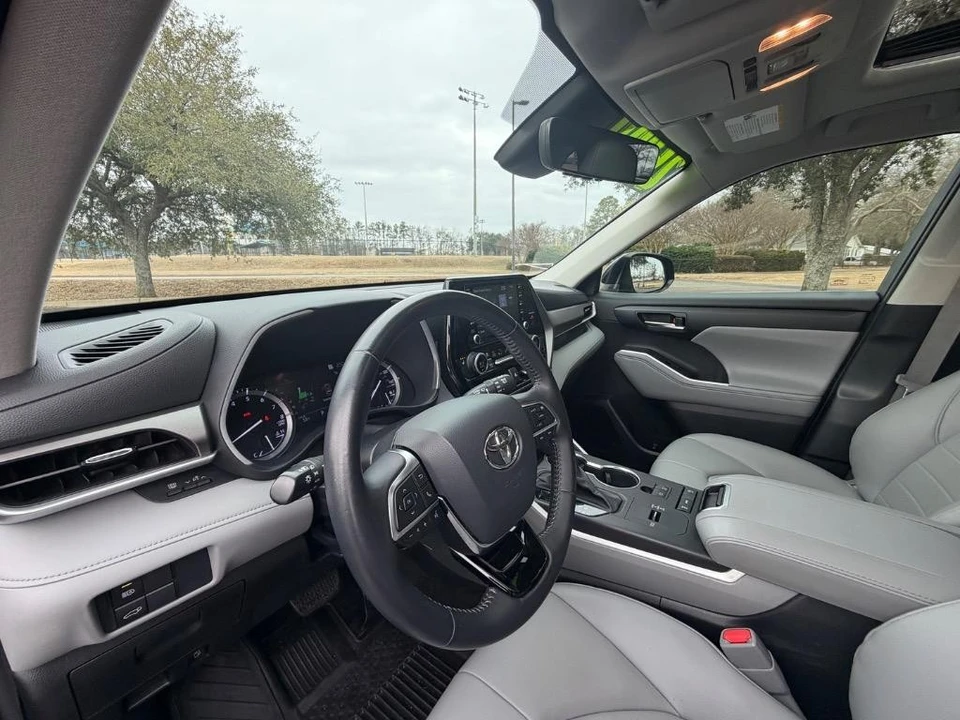 2020 Toyota Highlander - Image 8 of 21